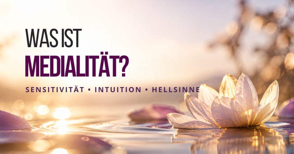 Was ist Medialität? Sensitivität, Intuition und Hellsinne. Symbolbild einer lichtdurchfluteten Lotusblüte auf dem Wasser als Sinnbild für feine Wahrnehmung und spirituelles Bewusstsein.